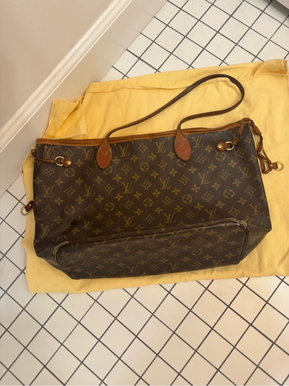 Louis Vuitton Never Full.